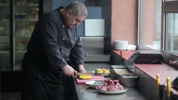Närbild Mannen Skär Grönsaken Kök Asiatisk Restaurang — Stockvideo