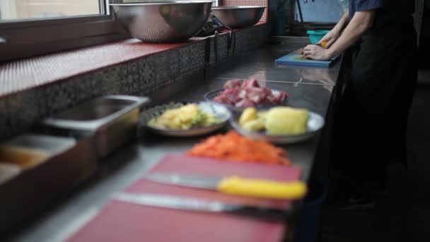 Закри Людина Різання Рослинної Кухні Азіатський Ресторан — стокове відео