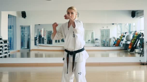 Frau in Karategi praktiziert Karate — Stockvideo