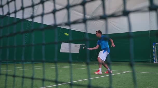 Sportif homme jouer gros tennis — Video