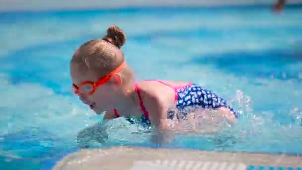 Chica en piscina al aire libre — Vídeo de stock