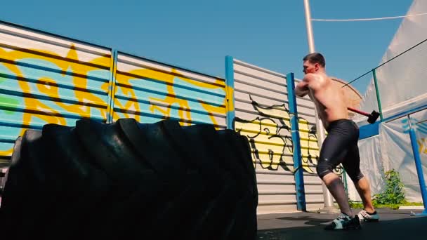 屋外のハンマーと男のトレーニング — ストック動画