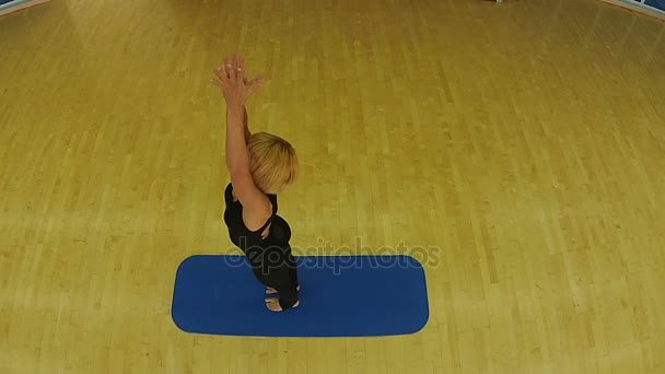 Frau in schwarzer Sportbekleidung — Stockvideo