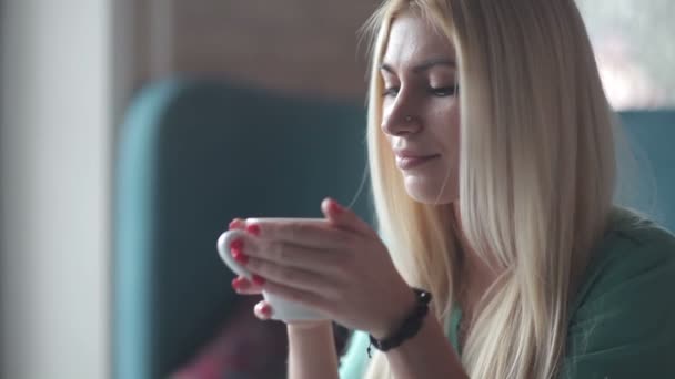 Jonge Blonde Vrouw Blauw Shirt Drinken Koffie Het Café — Stockvideo