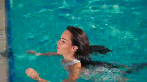 Donna nuotare in piscina all'aperto — Video Stock