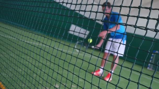 Спортсмен грає у великий теніс — стокове відео