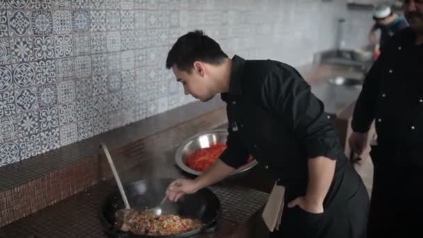 Hombres Jóvenes Cocinando Cocina Del Restaurante Asiático — Vídeos de Stock