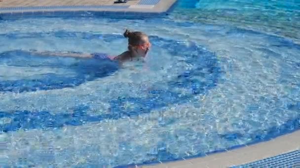 Menina na piscina exterior — Vídeo de Stock