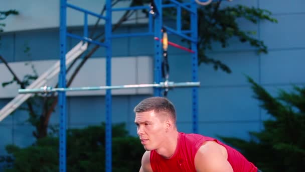 Hombre con barra en el gimnasio al aire libre — Vídeo de stock