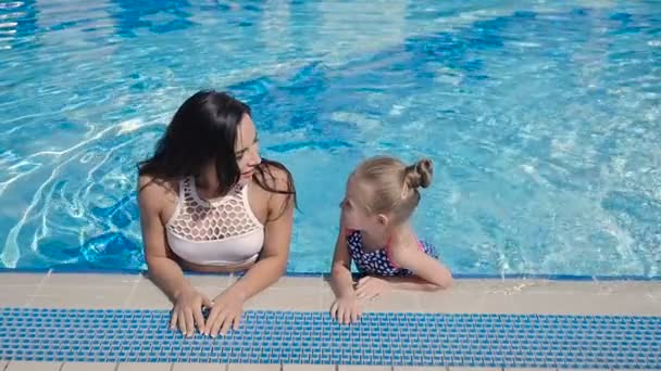 Brunette woman with little girl — Stock Video