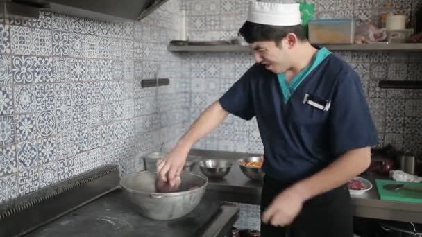 Primer Plano Hombre Joven Cocina Cocina Del Restaurante Asiático — Vídeo de stock