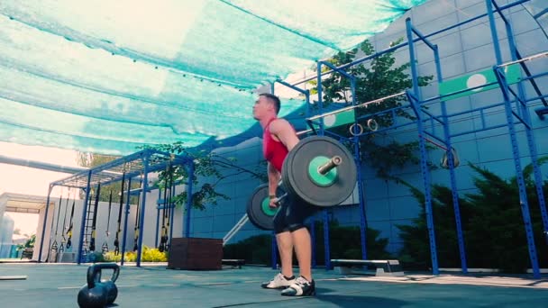 Gespierde man training met barbell — Stockvideo