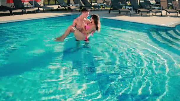 Υπέροχο ζευγάρι στην εξωτερική πισίνα — Αρχείο Βίντεο
