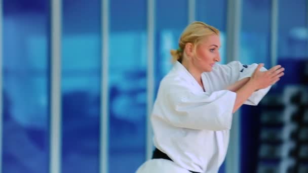 Vrouw beoefenen van karate in sportschool — Stockvideo