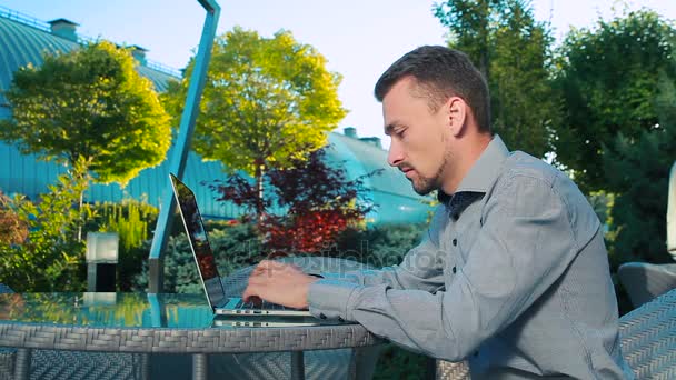 Homme d'affaires avec ordinateur portable en plein air — Video