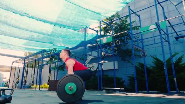 Homme faisant des exercices Barbell — Video