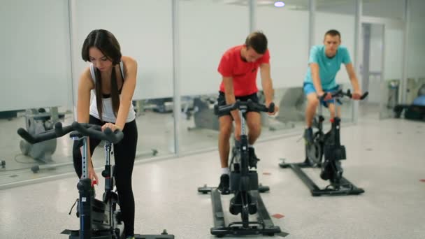 Personas entrenando en bicicleta — Vídeos de Stock