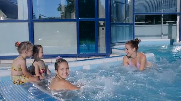 Mulher com meninas na piscina — Vídeo de Stock