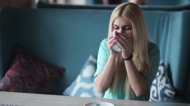 Jonge Blonde Vrouw Groene Shirt Drinken Koffie Het Café — Stockvideo