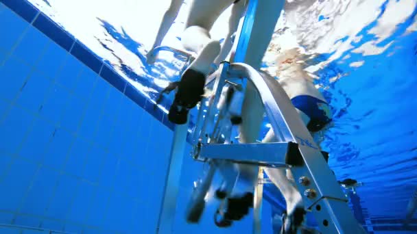 사람들이 자전거에 수영장에서 훈련 — 비디오