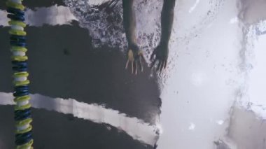 Kurbağalama stil Yüzme Havuzu içinde adam.