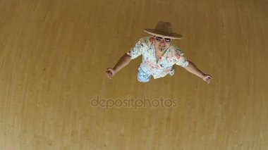 plaj şapkalı adam dansçı