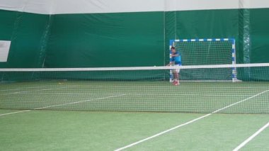 genç adam büyük tenis oynamaya