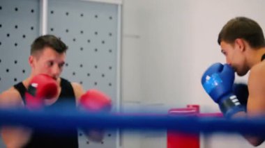 Erkekler boks ring adlı eğitim