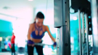 Mavi spor takım elbiseli genç kadın 