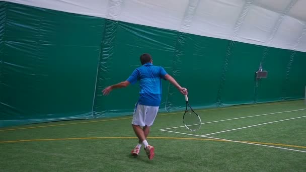 Männer spielen großes Tennis — Stockvideo