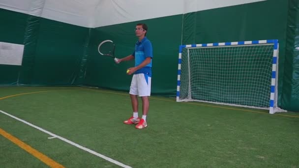 Hombre jugando tenis grande — Vídeo de stock