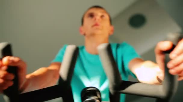Человек обучение на велосипеде — стоковое видео