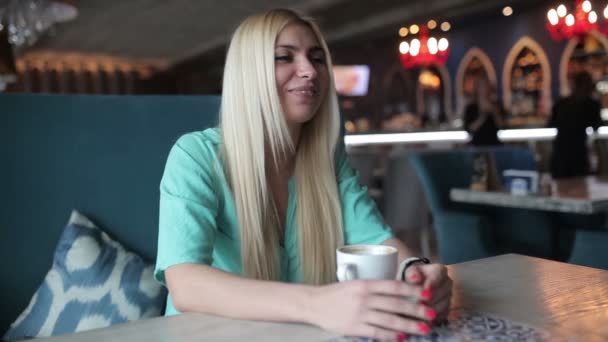 Joven Rubia Camisa Azul Con Taza Café Cafetería — Vídeos de Stock