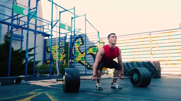 Homem treino com barbell — Vídeo de Stock