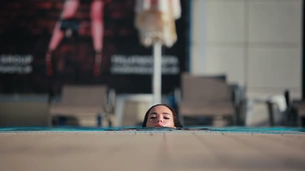 Femme nageant dans la piscine extérieure — Video