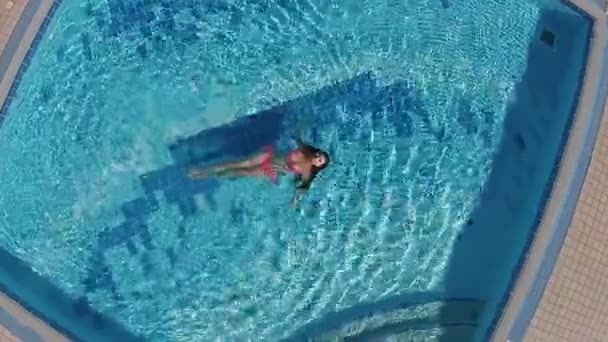 Woman swimming in outdoor pool — Stock Video