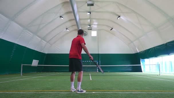 Sportieve Man in een rood shirt — Stockvideo