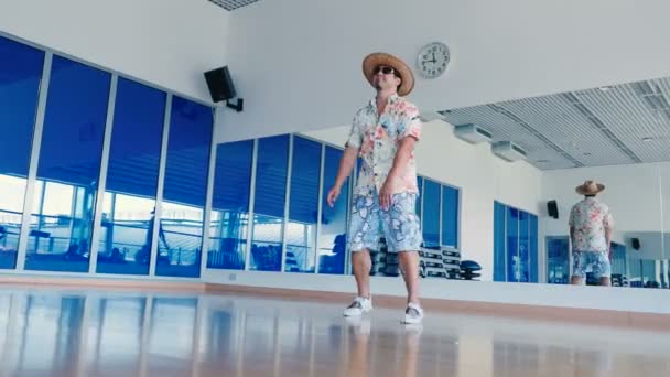 Hombre divertido en sombrero de playa — Vídeo de stock