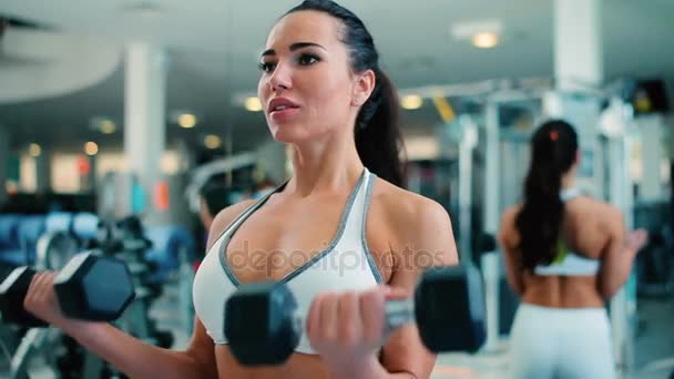 Morena mujer hacer ejercicio en el gimnasio — Vídeos de Stock