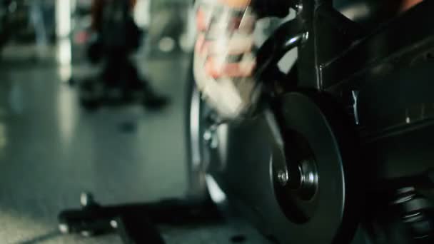 Чоловічі ноги тренування на велосипеді — стокове відео
