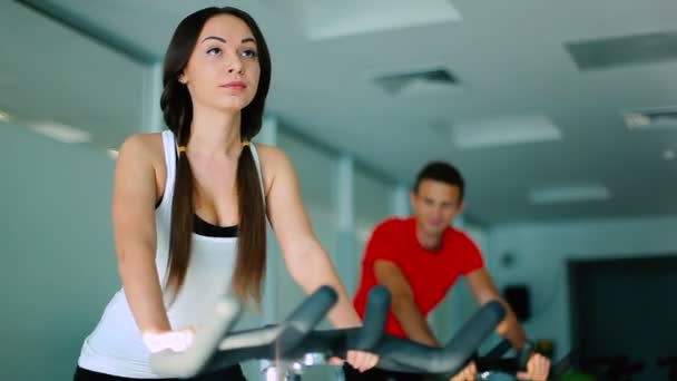 Personer som träning på cykel — Stockvideo