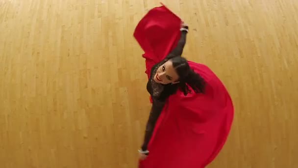 穿红色连衣裙的女伎 — 图库视频影像