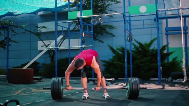 Hombre con barra en el gimnasio al aire libre — Vídeos de Stock