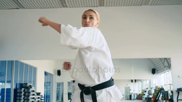 Vrouw in Karategi beoefenen van karate — Stockvideo