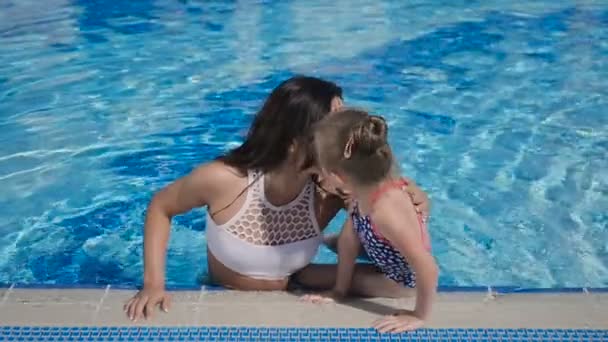 Femme brune avec petite fille — Video