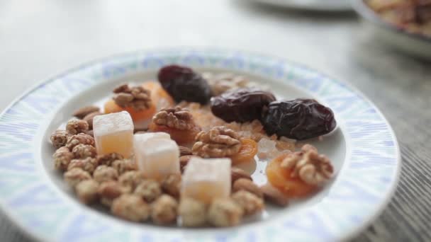 Close Van Heerlijk Eten Met Vruchten Plaat Houten Tafel — Stockvideo