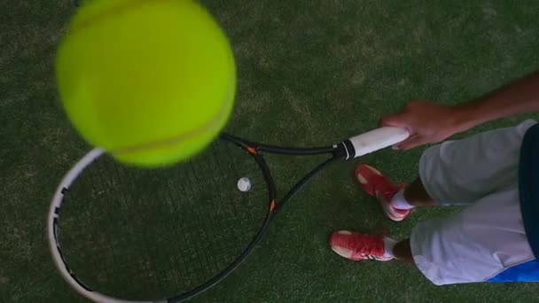 Man met grote tennis — Stockvideo