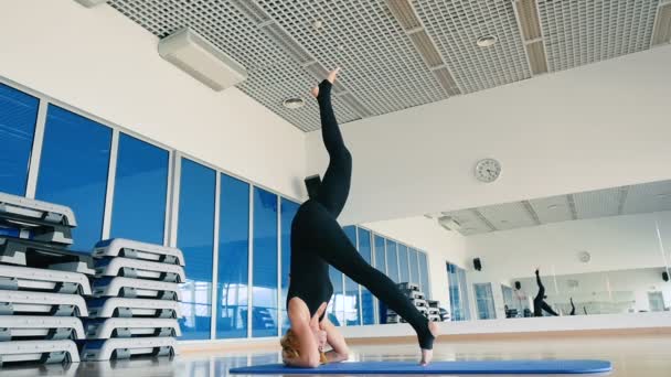 Jeune femme pratiquant le yoga — Video