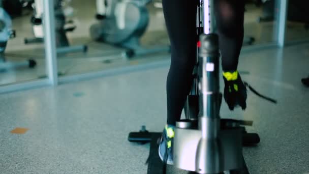 Тренування жіночих ніг на велосипеді — стокове відео