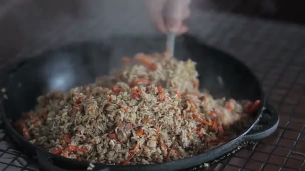 Gros Plan Cuisine Masculine Riz Pilaf Cuisine Restaurant Asiatique — Video